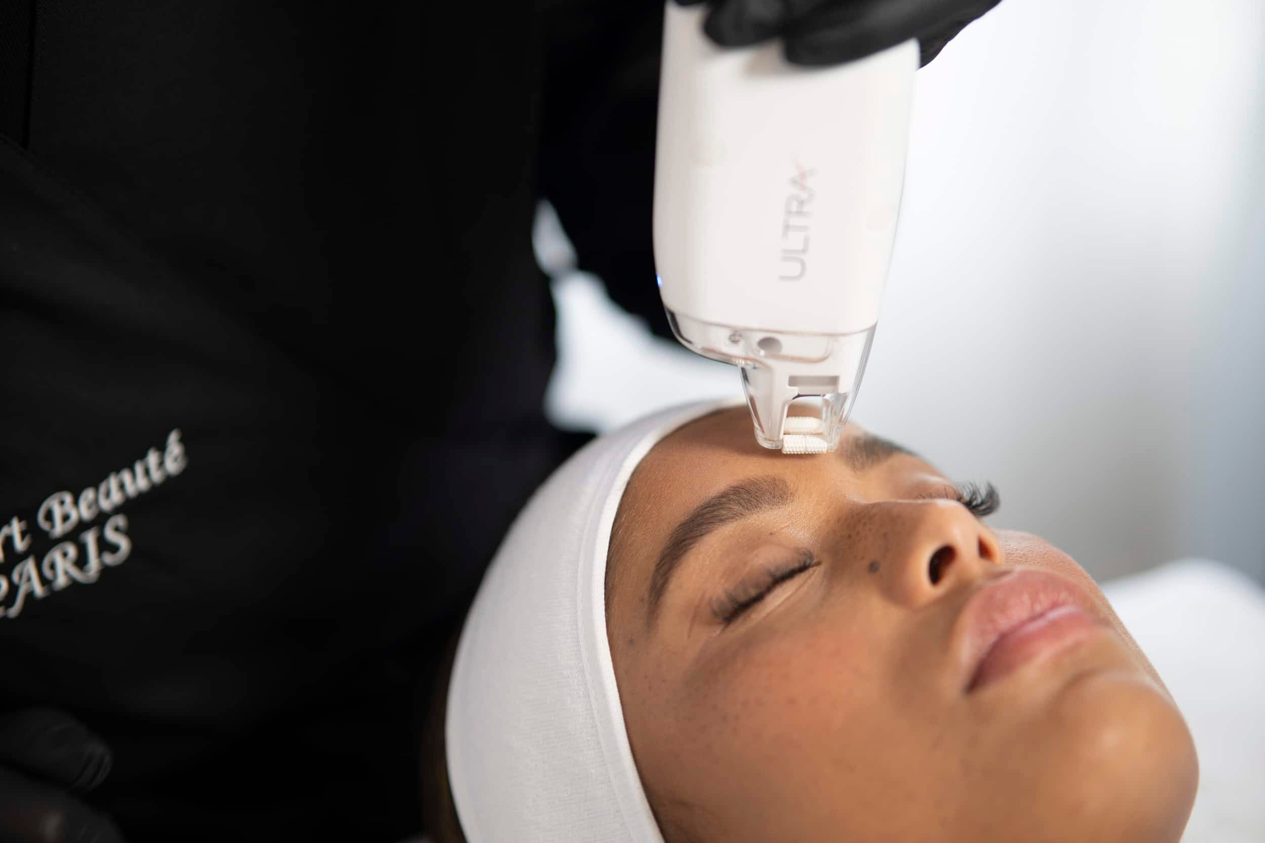 Traitement ultra-sons par praticienne certifiée Academy Beauty Gate